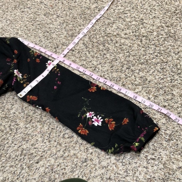 Revolve Heartloom Top Size Medium Black Floral Twist Front Blouson Sleeve - Picture 10 of 10